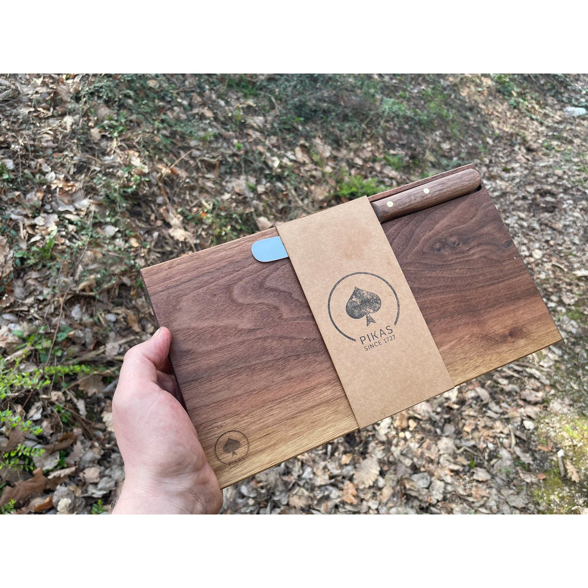 Walnuss Holzbrettchen Massivholz mit Buckelsmesser – Ansicht 4