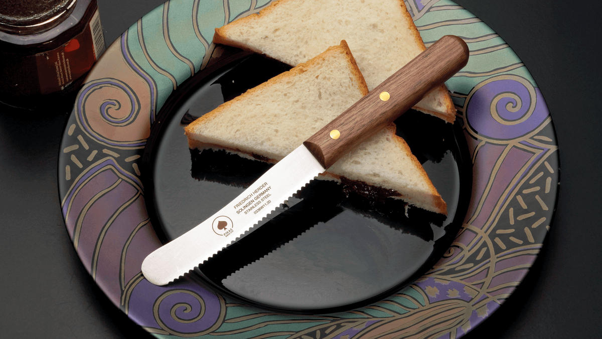 Buckelsmesser mit Walnussholzgriff und Wellenschliff – Solinger Brotmesser