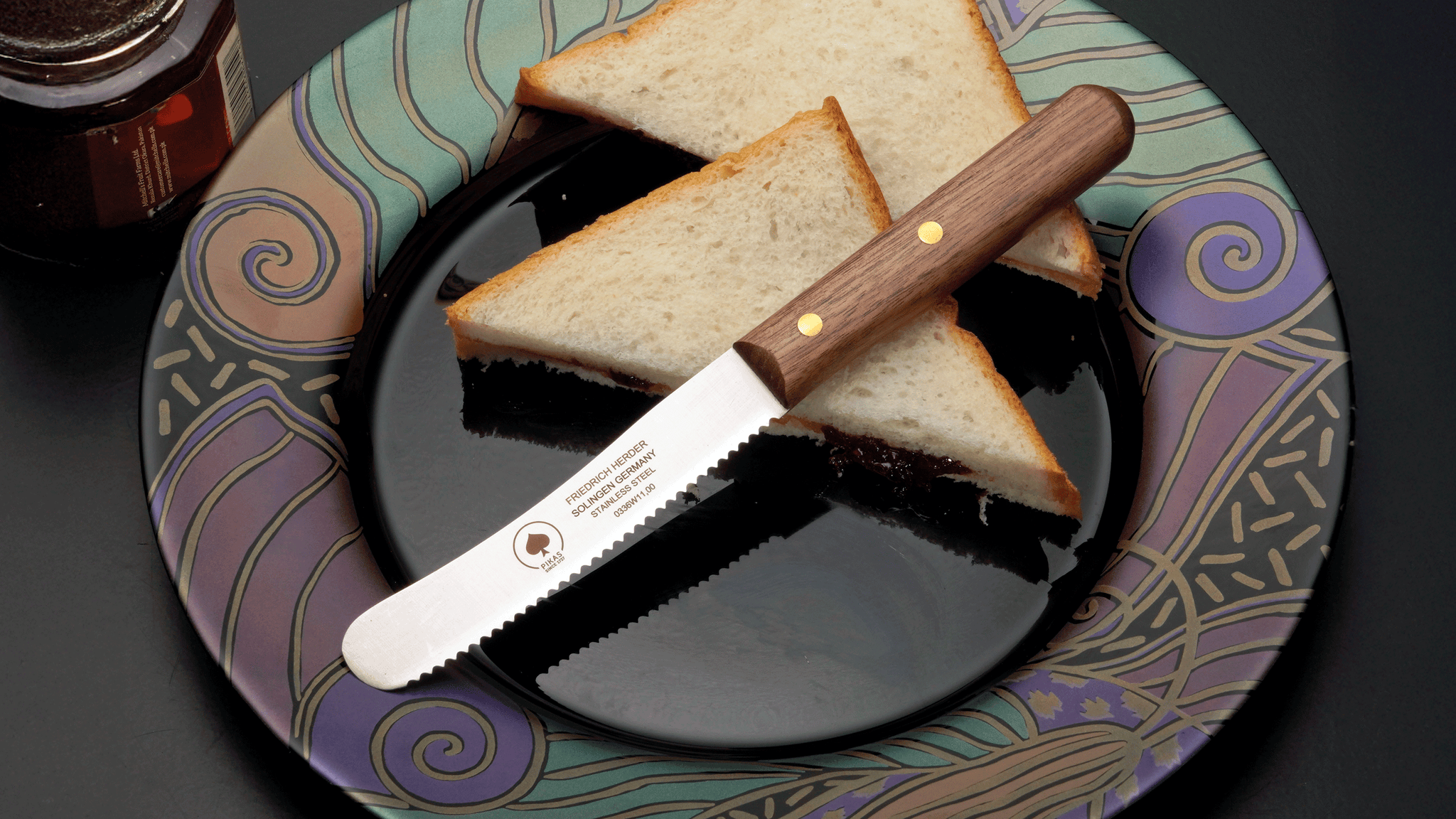 Buckelsmesser mit Walnussholzgriff und Wellenschliff – Solinger Brotmesser